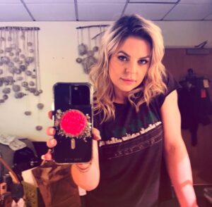 Kirsten Storms Instagram - Tiny biceps, but biceps nonetheless. #WearingMyFavoriteVintageShirt #ANOTHERdressingroomselfie 🙆🏼‍♀️🫶🏻 hair: @abrahamjosephr makeup: @stephhausofbeauty