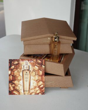 Kodchakorn Songsaengterm Instagram - ABEILLE ROYALE YOUTH WATERY OIL SERUM 2025 🐝💛 สกินแคร์ในตำนานจาก @Guerlain ปรับสูตรใหม่!!

✨สุดยอดเซรั่มแห่งการซ่อมแซมผิวล้ำลึก “ตั้งแต่หยดแรกที่ใช้” ด้วยพลังแห่งน้ำผึ้ง BlackBee 3 สายพันธุ์หายากของโลก สู่อานุภาพ 4 REPAIRS เอกสิทธิ์เฉพาะเพื่อการซ่อมแซมผิวล้ำลึกตั้งแต่ชั้นเซลล์ อันได้แก่
🐝 ซ่อมแซมผิวด้วยพลังของ BlackBee Honey ช่วยเสริมเกราะป้องกันผิวให้แข็งแรง และ ต่อต้านริ้วรอย ด้วยเนื้อสัมผัสที่ซึมซาบอย่างล้ำลึก 
🐝 ซ่อมแซมผิวผ่านนวัตกรรมทางวิทยาศาสตร์ล่าสุด Igniting Cell ที่ช่วยซ่อมแซม และกระตุ้นเซลล์ผิวเพิ่มขึ้นถึง 3 เท่า
🐝 ซ่อมแซมผิวด้วยส่วนผสมจากธรรมชาติ 99% ด้วยพลังจาก Black Bee Honeyที่ทรงพลังและหายาก
🐝 ซ่อมแซมคืนความสมดุลให้ธรรมชาติ มุ่งมั่นในการอนุรักษ์ผึ้งและระบบนิเวศ

🍯 ผลลัพท์ที่ได้ 1-1-1
1 หยดแรก ซ่อมแซมผิวล้ำลึก ฟื้นบำรุงผิวให้แข็งแรง
1 ชัวโมง ริ้วรอยลดลง ผิวเอิบอิ่มชุ่มชื้นขึ้น
1 เดือน  ผิวได้รับการฟื้นฟู กระชับ เอิบอิ่ม เรียบเนียนและเปล่งประกายขึ้นอย่างเห็นได้ชัด

📍 สัมผัสสุดยอดเซรั่มแห่งการซ่อมแซมผิวอย่างล้ำลึก “ตั้งแต่หยดแรกที่ใช้” ได้แล้ววันนี้ ที่เคาท์เตอร์ Guerlain ทุกสาขา @Guerlain #GuerlainThailand #GuerlainSkinCare #AbeilleRoyale #YouthWaterySerum​