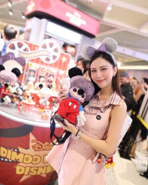 Kodchakorn Songsaengterm Instagram - 𝐃𝐈𝐌𝐎𝐎 จับมือกับผองเพื่อน 𝐃𝐈𝐒𝐍𝐄𝐘  น่ารักกกกมากจนใจเจ็บ 😍😍✨

คอลแลปส์ครั้งสำคัญแห่งปี DIMOO WORLD × DISNEY Series ครั้งนี้ขนไอเท็มฮอตมากมายไม่ว่าจะเป็น ฟิกเกอร์  แอคเซสซอรี และสินค้าเมกา มาในสไตล์เรโทรสุดคิวต์ สาวก DIMOO และ Disney ต้องรีบเป็นเจ้าของด่วนๆ !!

📅 วางจำหน่ายแล้ว! ที่ POP MART ทุกสาขา

@popmartth #POPMART #POPMARTTH #POPMARTTHAILAND #dimoo #disney