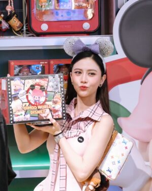 Kodchakorn Songsaengterm Instagram - 𝐃𝐈𝐌𝐎𝐎 จับมือกับผองเพื่อน 𝐃𝐈𝐒𝐍𝐄𝐘  น่ารักกกกมากจนใจเจ็บ 😍😍✨

คอลแลปส์ครั้งสำคัญแห่งปี DIMOO WORLD × DISNEY Series ครั้งนี้ขนไอเท็มฮอตมากมายไม่ว่าจะเป็น ฟิกเกอร์  แอคเซสซอรี และสินค้าเมกา มาในสไตล์เรโทรสุดคิวต์ สาวก DIMOO และ Disney ต้องรีบเป็นเจ้าของด่วนๆ !!

📅 วางจำหน่ายแล้ว! ที่ POP MART ทุกสาขา

@popmartth #POPMART #POPMARTTH #POPMARTTHAILAND #dimoo #disney