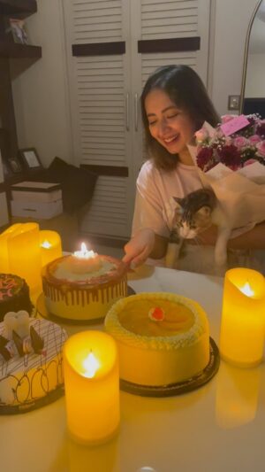 Komal Aziz Khan Instagram - Happiest and most at peace I have ever been. A happy 33rd birthday to me 😊. So grateful for this beautiful life and midnight birthday celebrations with family. 
 
🐱 @minnie_meowmys_naani