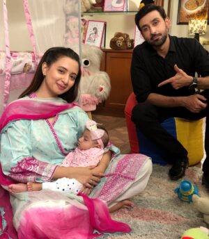 Komal Aziz Khan Instagram - Throw back to Mohlat shooting days and Dawera   Amal. It was extra challenging shooting with a baby.  Babies have their own mood swings and sleep schedules. It’s almost impossible to get them to do what you want. In this picture Amal finally went to sleep with a cute head band on her head. Phir aik cute si family picture tou banti thi 😊 @sami_khan.official