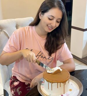 Komal Aziz Khan Instagram - Seedhi saadhi midnight birthday celebrations with the fam. So grateful for this beautiful life 🥰
