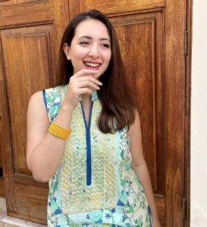 Komal Aziz Khan Instagram - Meet Shireen tonight at 08:00pm and Novera at 09:00 only on Geo TV.