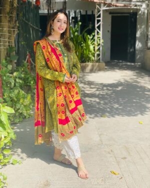 Komal Aziz Khan Instagram - Missed wearing shalwar kameez. Huge shoutout to @studiotehseen for this gorgeous outfit. Highly recommended. Go place your order now and support small businesses.