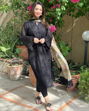Komal Aziz Khan Instagram - Nothing can beat the sheer grace and beauty of a black shalwar kameez. Shoutout to @baroque_official for this gorgeous outfit. I love the work they are doing these days. Pakistani fashion for the win 🙌