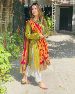 Komal Aziz Khan Instagram - Missed wearing shalwar kameez. Huge shoutout to @studiotehseen for this gorgeous outfit. Highly recommended. Go place your order now and support small businesses.
