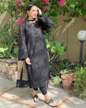 Komal Aziz Khan Instagram - Nothing can beat the sheer grace and beauty of a black shalwar kameez. Shoutout to @baroque_official for this gorgeous outfit. I love the work they are doing these days. Pakistani fashion for the win 🙌