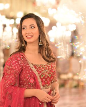Komal Aziz Khan Instagram - Finally out of my Instagram hibernation mode 😌
📸 @farazmirzaweddings 
💄 @ridaahmedofficial