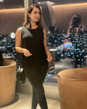 Komal Aziz Khan Instagram - Hello LA 💅🏽