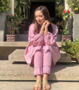 Komal Aziz Khan Instagram - Enjoying some sardiyon ki dhoop 

👗 @zellbury