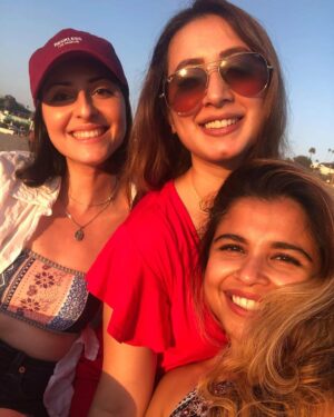Komal Aziz Khan Instagram - K college mini reunion/beach day photo dump 🏖