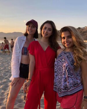 Komal Aziz Khan Instagram - K college mini reunion/beach day photo dump 🏖