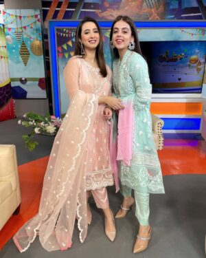 Komal Aziz Khan Instagram - Aap sab ko buhat buhat Eid Mubarak 🌙

Outfits by @omalbykomal