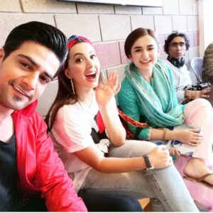 Komal Aziz Khan Instagram - Raaz e ulfat tonight at 08:00pm. What do you think will be Sehba’s end ? Any guesses ? 

Huge shoutout to the amazing Raaz e ulfat team and our director pictured Siraj Bhai pictured above.