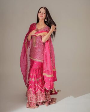 Komal Meer Instagram - 🌸

Styled by @aarindanoor
Outfit @lajbylajwanti
Jewellery @iyanajewelrystudio
Photography: @rehanmithanii