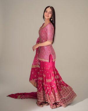 Komal Meer Instagram - 🌸

Styled by @aarindanoor
Outfit @lajbylajwanti
Jewellery @iyanajewelrystudio
Photography: @rehanmithanii