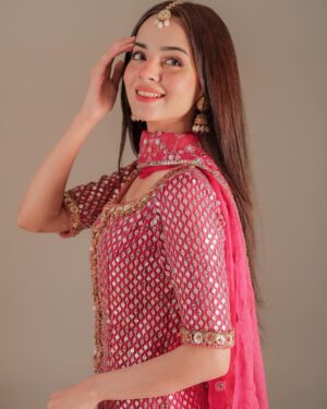 Komal Meer Instagram - 🌸

Styled by @aarindanoor
Outfit @lajbylajwanti
Jewellery @iyanajewelrystudio
Photography: @rehanmithanii