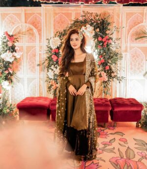 Komal Meer Instagram - Outfit: @lulusarstudio
Jewellery: @kohar_jewel
Photographer: @syedsajjadphotographyfilms  @adeebahmedphotography 
Management: @nidasheikhh