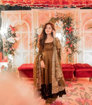 Komal Meer Instagram - Outfit: @lulusarstudio
Jewellery: @kohar_jewel
Photographer: @syedsajjadphotographyfilms  @adeebahmedphotography 
Management: @nidasheikhh