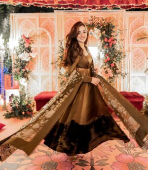 Komal Meer Instagram - Outfit: @lulusarstudio
Jewellery: @kohar_jewel
Photographer: @syedsajjadphotographyfilms  @adeebahmedphotography 
Management: @nidasheikhh