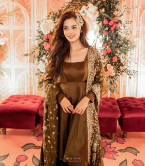 Komal Meer Instagram - Outfit: @lulusarstudio
Jewellery: @kohar_jewel
Photographer: @syedsajjadphotographyfilms  @adeebahmedphotography 
Management: @nidasheikhh