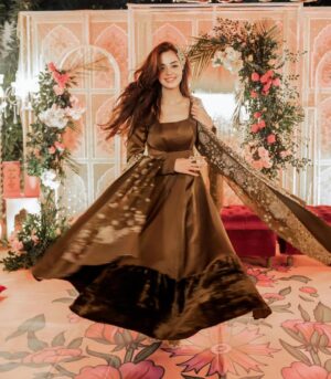 Komal Meer Instagram - Outfit: @lulusarstudio
Jewellery: @kohar_jewel
Photographer: @syedsajjadphotographyfilms  @adeebahmedphotography 
Management: @nidasheikhh