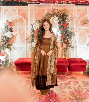 Komal Meer Instagram - Outfit: @lulusarstudio
Jewellery: @kohar_jewel
Photographer: @syedsajjadphotographyfilms  @adeebahmedphotography 
Management: @nidasheikhh
