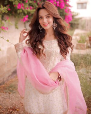 Komal Meer Instagram - Chand Mubarak 🌙 

White is my favourite color and what better way to celebrate Chand Raat in this pretty outfit from @haseensofficial 🤍 
Get yours now from @laamofficial 💕

#StyledByLaam #LAAMXKomalMeer #Eid #ChandRaat #LAAM