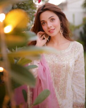 Komal Meer Instagram - Chand Mubarak 🌙 

White is my favourite color and what better way to celebrate Chand Raat in this pretty outfit from @haseensofficial 🤍 
Get yours now from @laamofficial 💕

#StyledByLaam #LAAMXKomalMeer #Eid #ChandRaat #LAAM