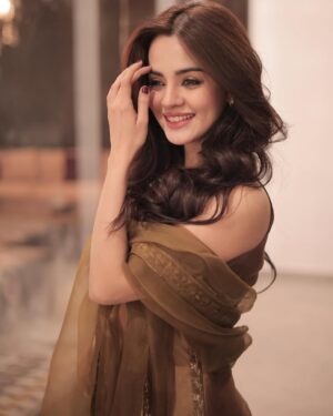 Komal Meer Instagram - Ok goodnight 

👗: @wajahatmansoorofficial 
Hair : @minamuzaffar.official 
Photography: @rehanmithanii 
Management : @nidasheikhh