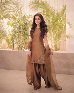 Komal Meer Instagram - Ok goodnight 

👗: @wajahatmansoorofficial 
Hair : @minamuzaffar.official 
Photography: @rehanmithanii 
Management : @nidasheikhh