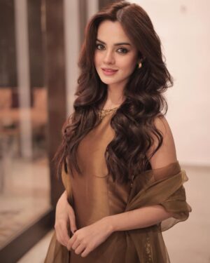 Komal Meer Instagram - Ok goodnight 

👗: @wajahatmansoorofficial 
Hair : @minamuzaffar.official 
Photography: @rehanmithanii 
Management : @nidasheikhh