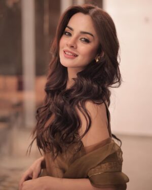 Komal Meer Instagram - Ok goodnight 

👗: @wajahatmansoorofficial 
Hair : @minamuzaffar.official 
Photography: @rehanmithanii 
Management : @nidasheikhh