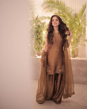 Komal Meer Instagram - Ok goodnight 

👗: @wajahatmansoorofficial 
Hair : @minamuzaffar.official 
Photography: @rehanmithanii 
Management : @nidasheikhh