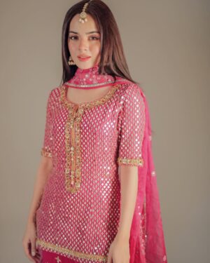 Komal Meer Instagram - 🌸

Styled by @aarindanoor
Outfit @lajbylajwanti
Jewellery @iyanajewelrystudio
Photography: @rehanmithanii