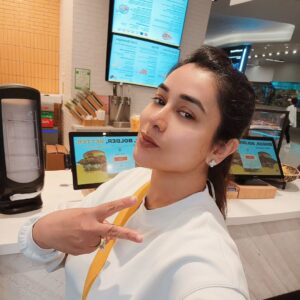 Komal Rizvi Instagram - A burger before I board the bird ✈️
