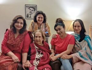 Komal Rizvi Instagram - Meri haseen Nanijaan. (Grandmothers sister).
Not a single wrinkle on her face... just a little natural sagging. And she is 97 years old. MashAllah MashAllah. 🧿

Unka raaz kya hai? 
Khush-o-khurram rehna. Doosron ka khayal rakna. Aur family se mohobat Karna ❤️