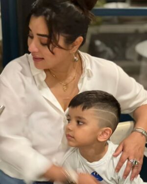 Komal Rizvi Instagram - Mere liye in angels ki phupo hona eik maa ke barabar hai. Mere dil ke tujday. ❤️💗💓💕💞❣️
Happy birthday to my JAAAANNN @aaryan_rizvi
