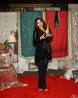 Komal Rizvi Instagram - It was so humbling for me to receive Music Icon of Pakistan Award in New York 2 days ago 🙏
After over 20 years in the biz, several hit projects, and over a 1000 global performances.. I still feel like I have major "imposter syndrome". It's real! 
Thank you Shan-e-Pakistan for this huge accolade and Citation. I wish I felt like I had done something real to make Pakistan proud.
But spreading love always hopefully. X

Photo Credit to @photographybylisadawn