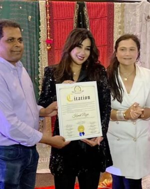 Komal Rizvi Instagram - It was so humbling for me to receive Music Icon of Pakistan Award in New York 2 days ago 🙏
After over 20 years in the biz, several hit projects, and over a 1000 global performances.. I still feel like I have major "imposter syndrome". It's real! 
Thank you Shan-e-Pakistan for this huge accolade and Citation. I wish I felt like I had done something real to make Pakistan proud.
But spreading love always hopefully. X

Photo Credit to @photographybylisadawn