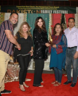 Komal Rizvi Instagram - It was so humbling for me to receive Music Icon of Pakistan Award in New York 2 days ago 🙏
After over 20 years in the biz, several hit projects, and over a 1000 global performances.. I still feel like I have major "imposter syndrome". It's real! 
Thank you Shan-e-Pakistan for this huge accolade and Citation. I wish I felt like I had done something real to make Pakistan proud.
But spreading love always hopefully. X

Photo Credit to @photographybylisadawn