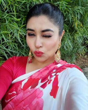 Komal Rizvi Instagram - Sari: @kshitijjalori 
Earings: @amrapalijewels 
Shoes: @prada