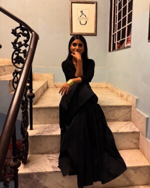 Konkona Sen Sharma Instagram - Met the most wonderful women at the @hollywoodreporterindia Power List dinner last night! Such a pleasure to meet and celebrate some of my heroes and be inspired by them! Thank you @anupama.chopra @missusdesai ♥️

Clothes @rishtabyarjunsaluja 
Stylist @damini_styles 
Makeup @seldon_makeup 
Hair @nimishashah210
Photos @seldon_makeup