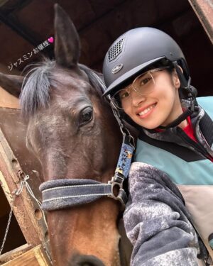 Konomi Naito Instagram - さいきんの、あれやこれや🕺

田口監督と姫ちゃんとシネフェスでトークショーさせて頂いたり(衣装は急に思い立って自作しました)、毎月の美容鍼で背中だけじゃなく痛めてた膝も鍼やっていただいたり、乗馬いったり、リファのイベント参加したり、畑で大根抜いたり

あっという間に過ぎ去った2月

3月もアクティブにポジティブにがんばろおう！💎