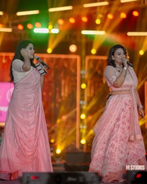 Krishna Praba Instagram - Perfect companion..true bond on stage.. @dayyana_hameed 
Swayamvara silks Palakkad Grand opening..🎉
@swayamvarasilksindia 
.
.
.
#live #performance #anchor #stage #festival #inaugration #celebration #celebrity #actor