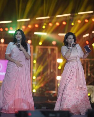 Krishna Praba Instagram - Perfect companion..true bond on stage.. @dayyana_hameed 
Swayamvara silks Palakkad Grand opening..🎉
@swayamvarasilksindia 
.
.
.
#live #performance #anchor #stage #festival #inaugration #celebration #celebrity #actor