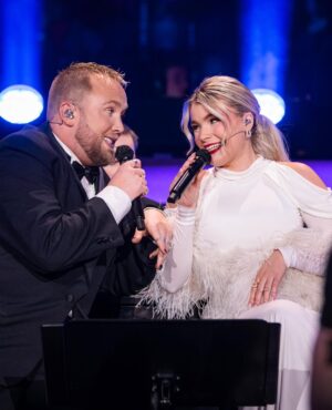 Kristina Petrushina Instagram - Men herregud vad man får vara med om varje lördag! Är så tacksam för detta. TACK för att vi får skratta och ha så roligt med er! ❤️😭

Foto: @stinastjernkvist