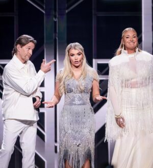 Kristina Petrushina Instagram - ✨🪩💖 MELLO FOREVER 💖🪩✨

Text: @edwardafsillen och @jondanielrehn 
Musikprod: @herr_martin_landstrom 
Koreograf: @emiliasandquist 
Dans: @kimpastor @bengtssonlovisa @danielgurow @lindenalbin 
Kostym: @sebastianlojdkvist @marymyntti_design_arts 
Foto: @stinastjernkvist / SVT