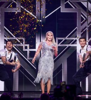 Kristina Petrushina Instagram - ✨🪩💖 MELLO FOREVER 💖🪩✨

Text: @edwardafsillen och @jondanielrehn 
Musikprod: @herr_martin_landstrom 
Koreograf: @emiliasandquist 
Dans: @kimpastor @bengtssonlovisa @danielgurow @lindenalbin 
Kostym: @sebastianlojdkvist @marymyntti_design_arts 
Foto: @stinastjernkvist / SVT